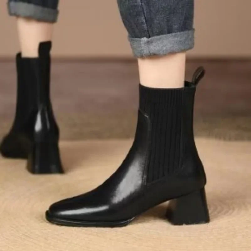 Женские ботинки на толстом каблуке коричневые универсальные высоком с