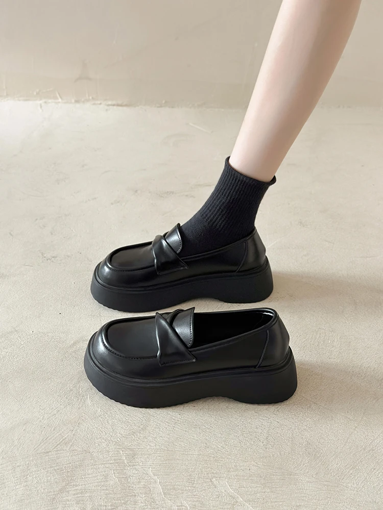 

Женские туфли оксфорды на платформе без шнуровки в британском стиле женская обувь модные Сабо кожаные новые слипоны в стиле преппи 2023 базовая обувь на среднем каблуке