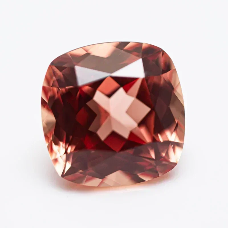 Выполненная в лаборатории сапфировая квадратная подушка оранжевого цвета VVS1