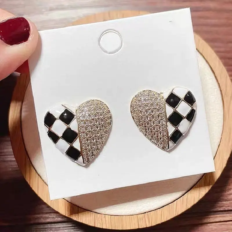

2022 New Trendy Earrings for Women Half Zircon Half Square Plaid Heart Stud Earrings Female Charm Delicate Jewelry Ear Studs