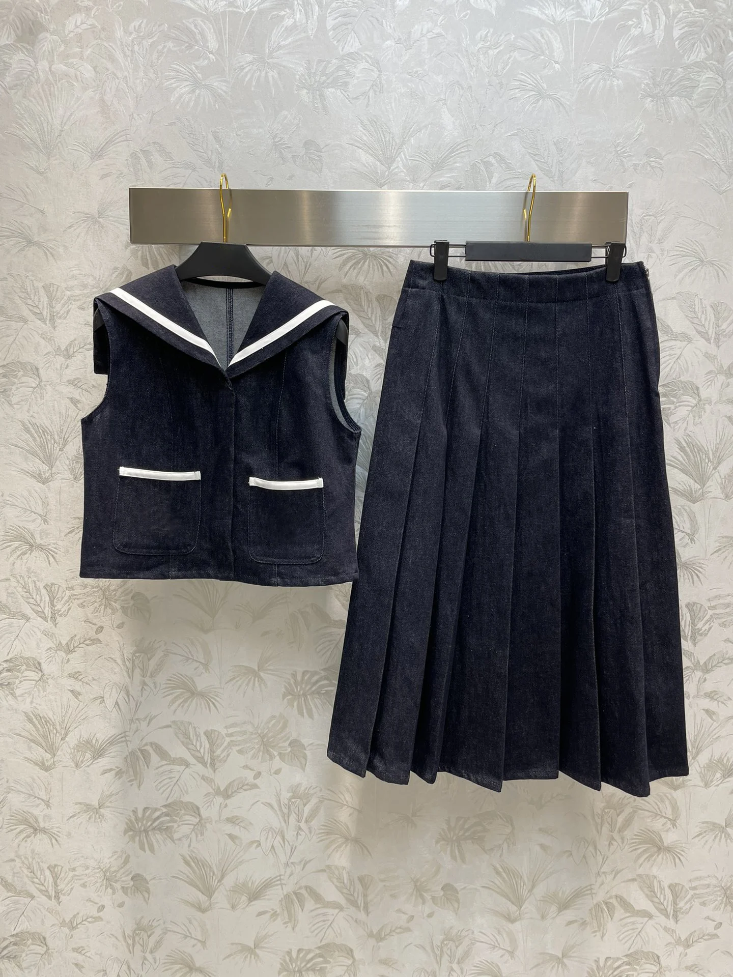 

Spring and summer new sailor collar sleeveless short top with high waist A-line pleated skirt navy style super age and fashion