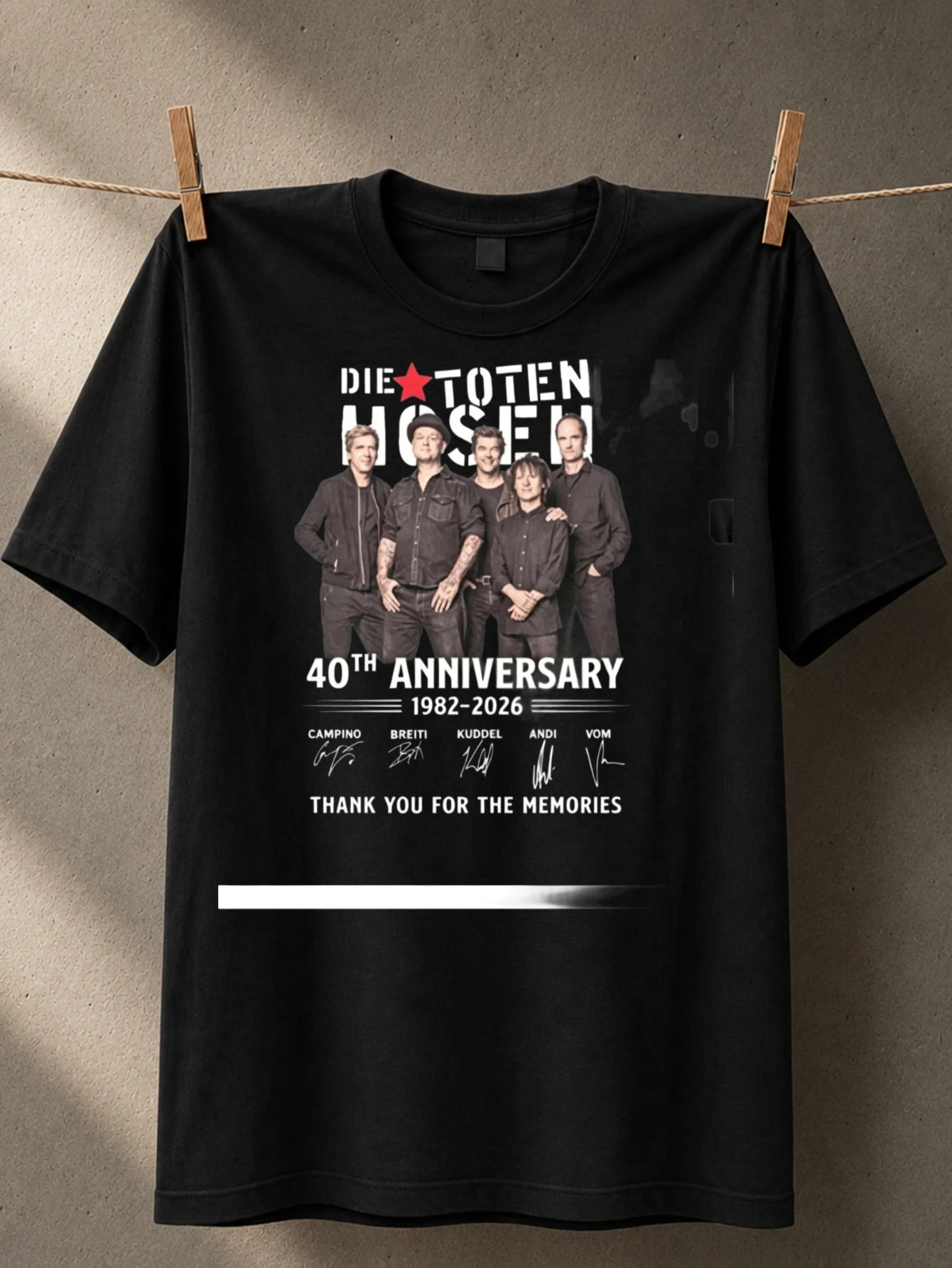 Фото Фотография группы Die Toten Hosen к 40-летию с автографами и текстом с благодарностью за воспоминания. Футболка унисекс. №1