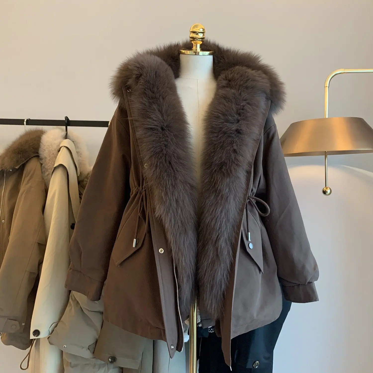 

Женская куртка большого размера, утепленная короткая пуховая куртка из хлопка, новинка зимы 2022, модное меховое пальто для полных сестер с ме...