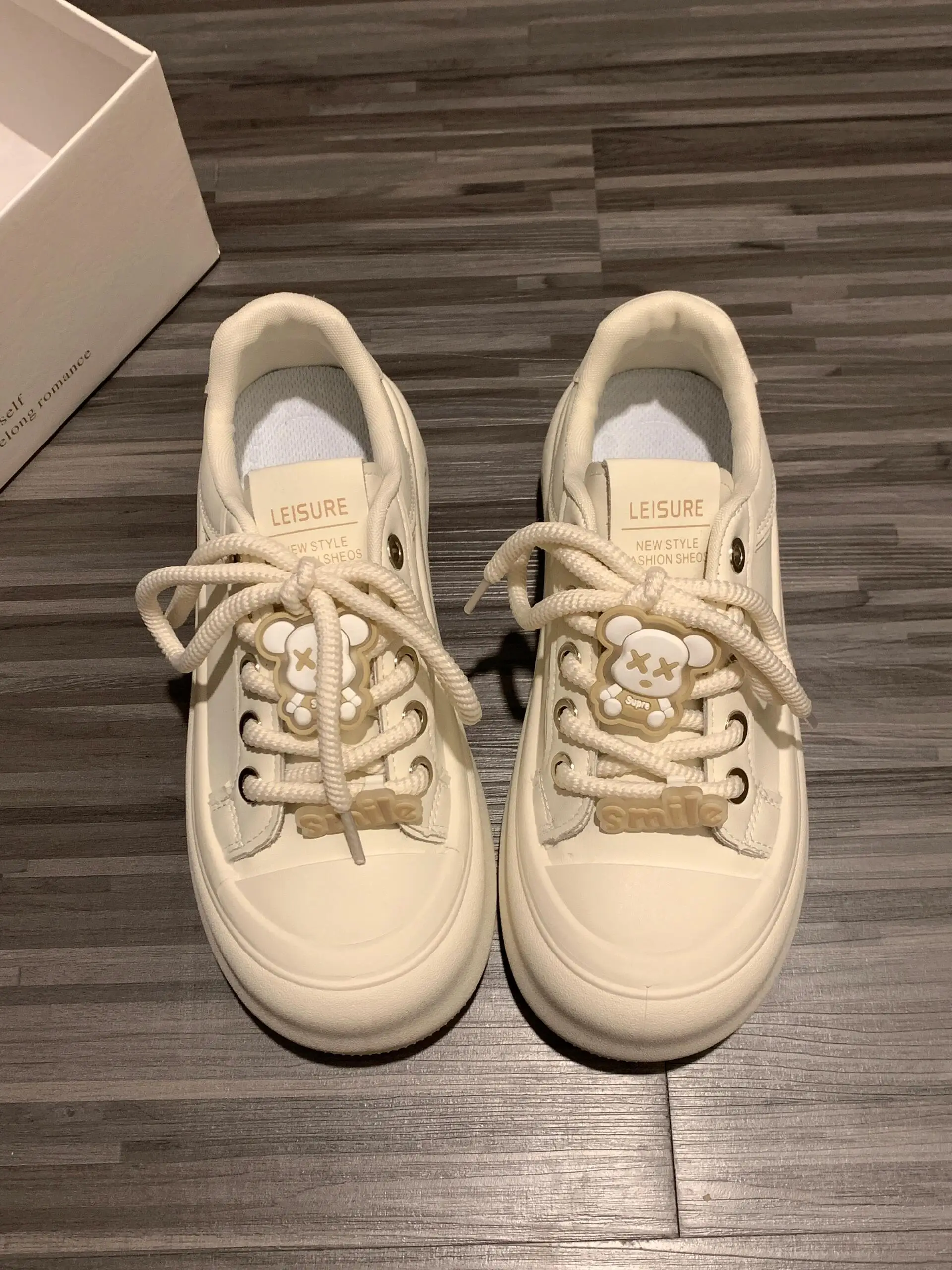 Я могу порекомендовать белые туфли на толстой подошве 0000 раз! Очень легко носить!