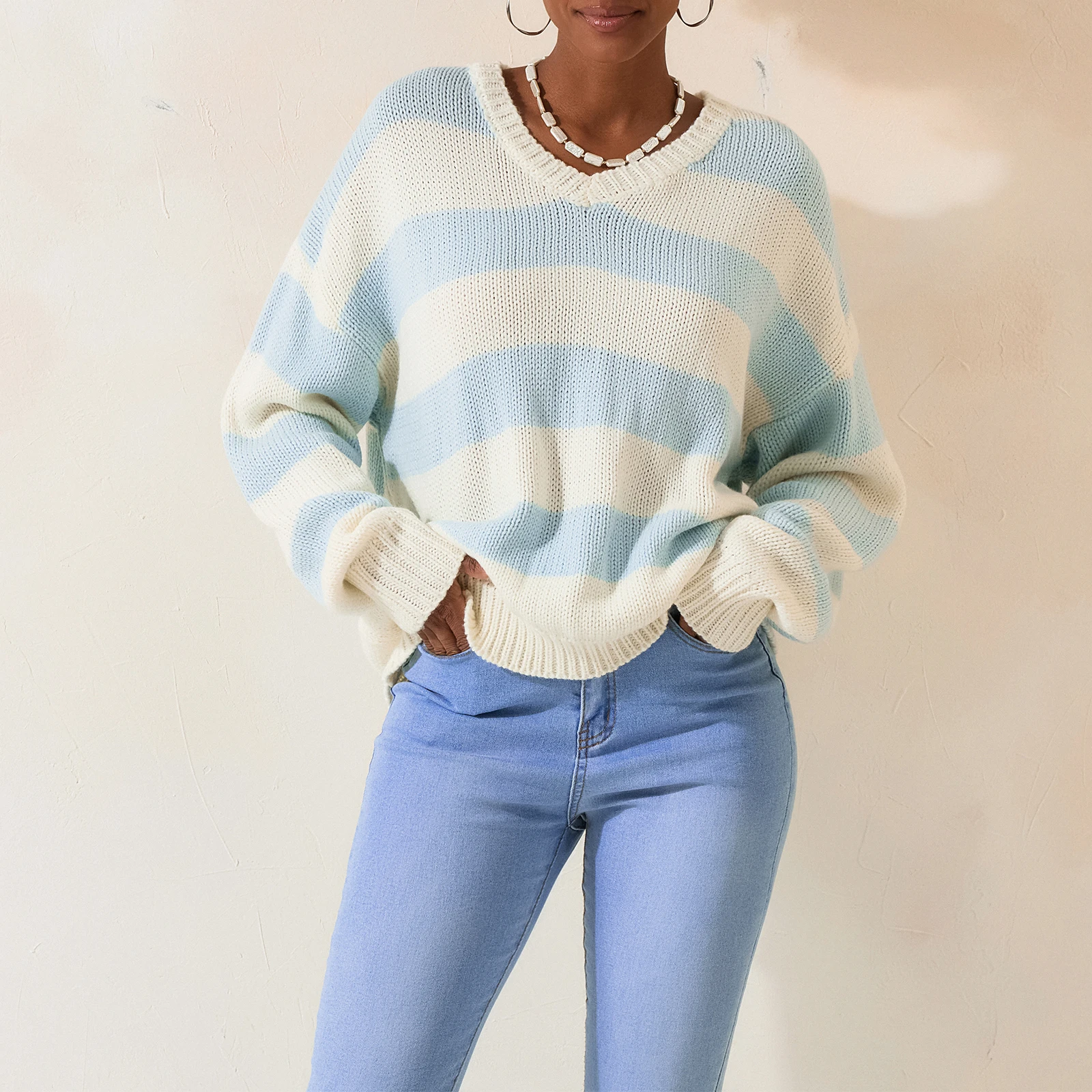 Женский осенний полосатый свитер с заниженными плечами и длинным рукавом