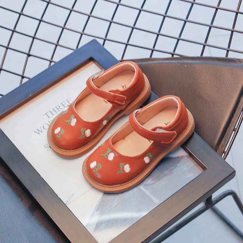 

Детская Весенняя дышащая обувь принцессы, милые туфли на плоской подошве, с круглым носком, на липучке, с цветочным принтом, в стиле ретро, на...