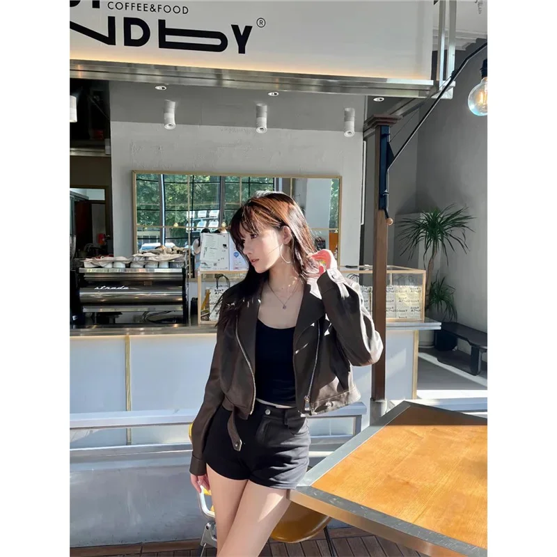 Винтажная черная кожаная куртка в консервативном стиле женская осенняя