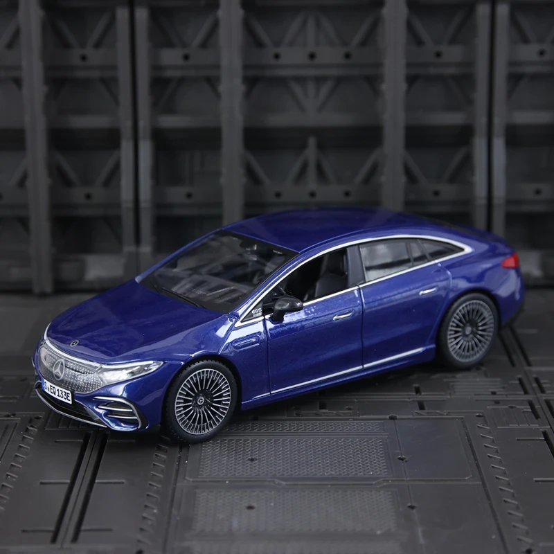 Фото Модель автомобиля Maisto 1:24 Mercedes-Benz EQS, имитация, коллекционная, из сплава, с открывающимися дверями, богатая детализация №3