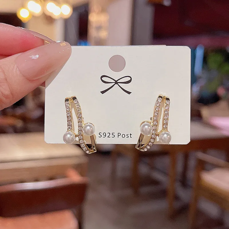 

Exquisite Simulated Pearl Stud Earrings for Women Gold Color Claw Design Fashion Exaggerated Lady's Earrings Trendy Jewelry