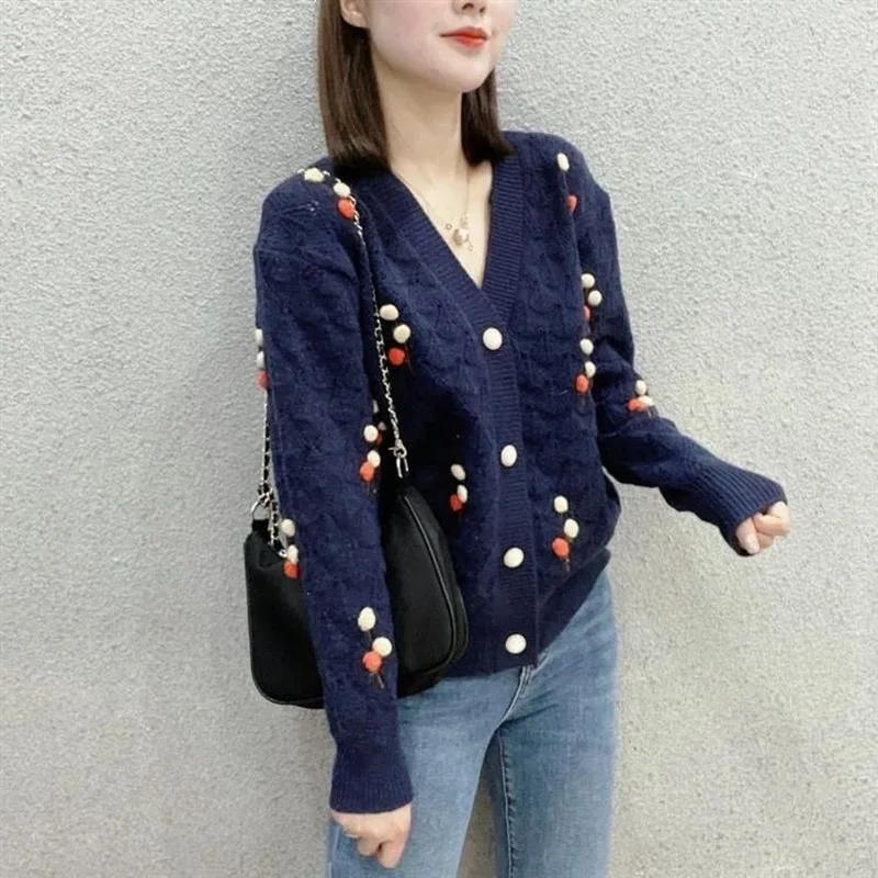 

2023 Spring and Autumn New V-neck Top Female Fashion Knitted Cardigan Women's Korean Version Temperament Floral Jacquard Jacket
