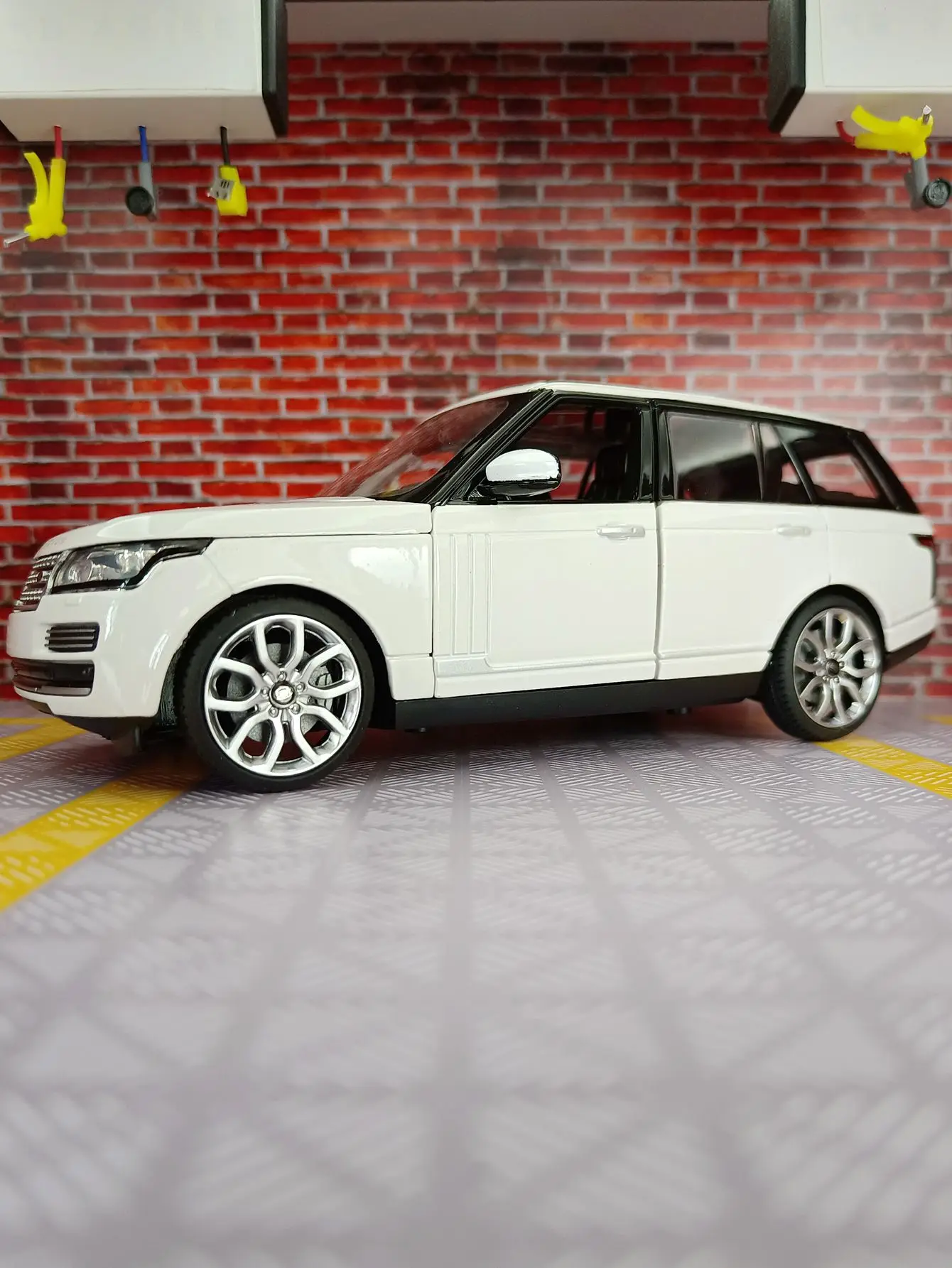 Фото Модель автомобиля Rastar 1:24 Land Rover Range SUV из сплава, с открывающимися дверями и капотом, подходит для коллекционирования и может быть подарен. №5
