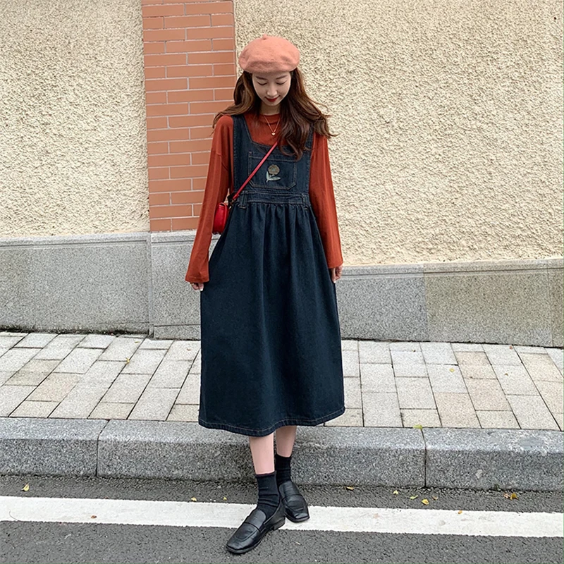 Джинсовое платье с цветочной вышивкой демисезонное свободное платье-трапеция