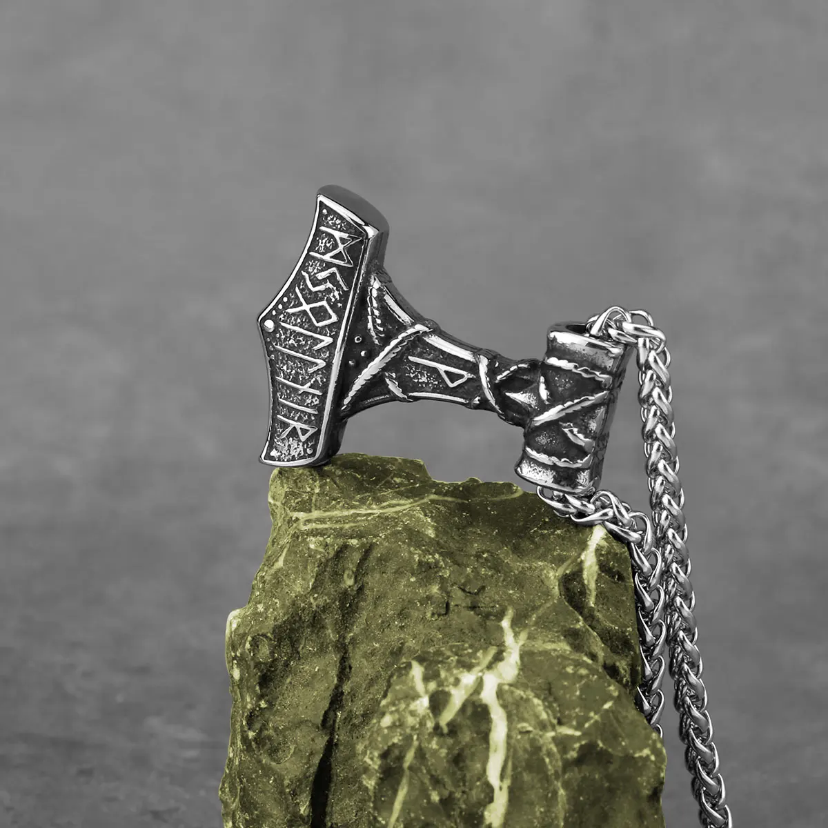 Винтажное ожерелье с руной викингов