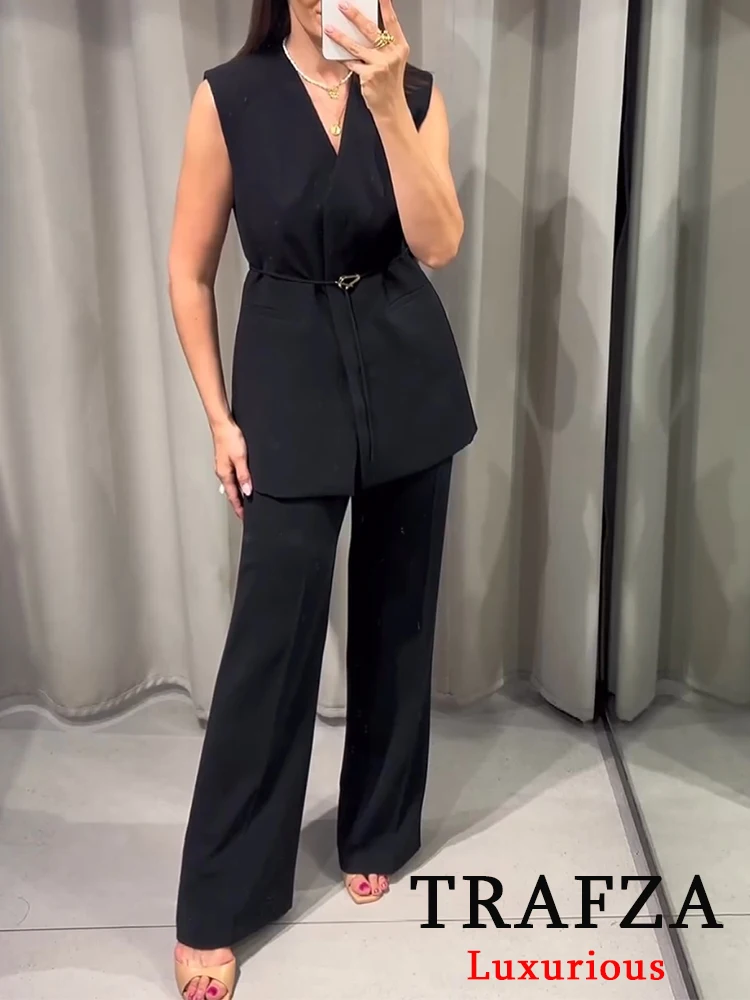 Женский костюм с поясом и V-образным вырезом без рукавов