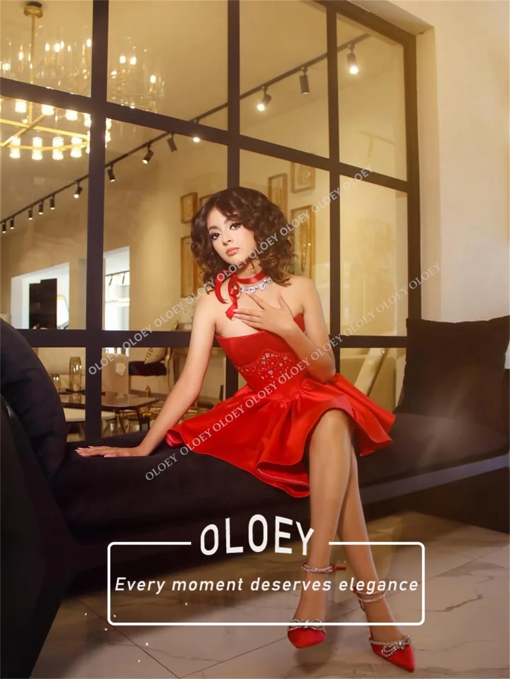Фото Современное красное короткое коктейльное платье OLOEY без бретелек из атласа с кристаллами, пышное мини-платье для свадебной вечеринки, индивидуальный пошив, корсет на спине №2