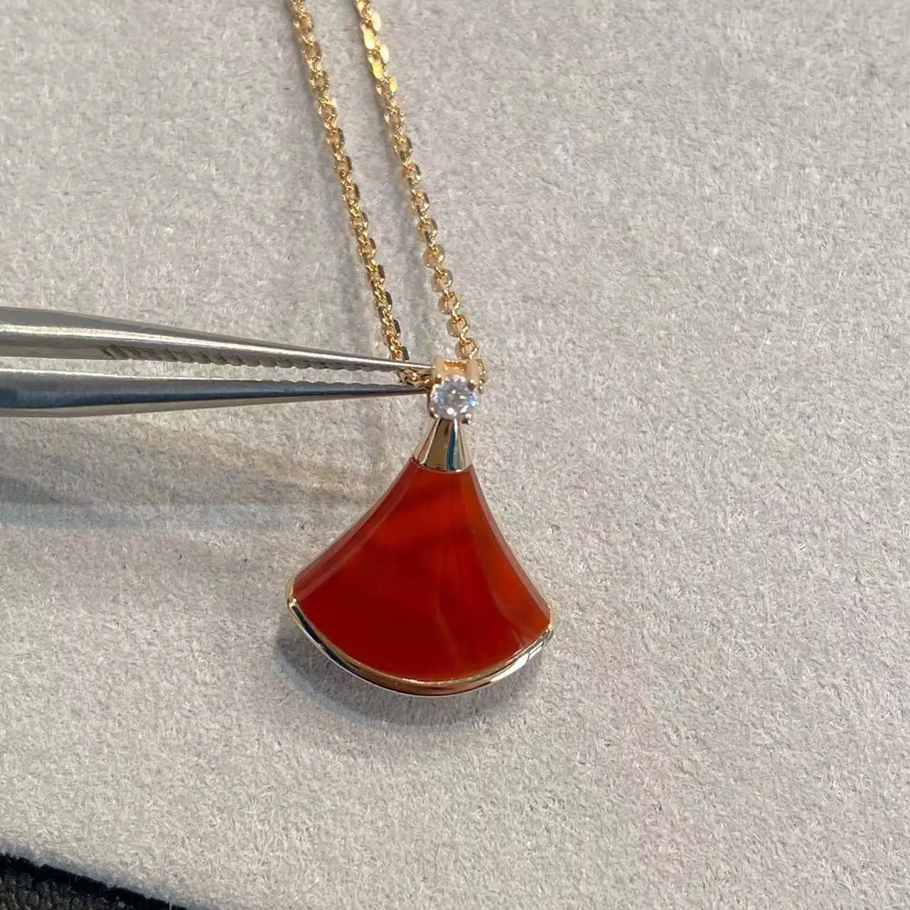 Женское Ожерелье из белой перламутровой матери с золотистой юбкой V-образной