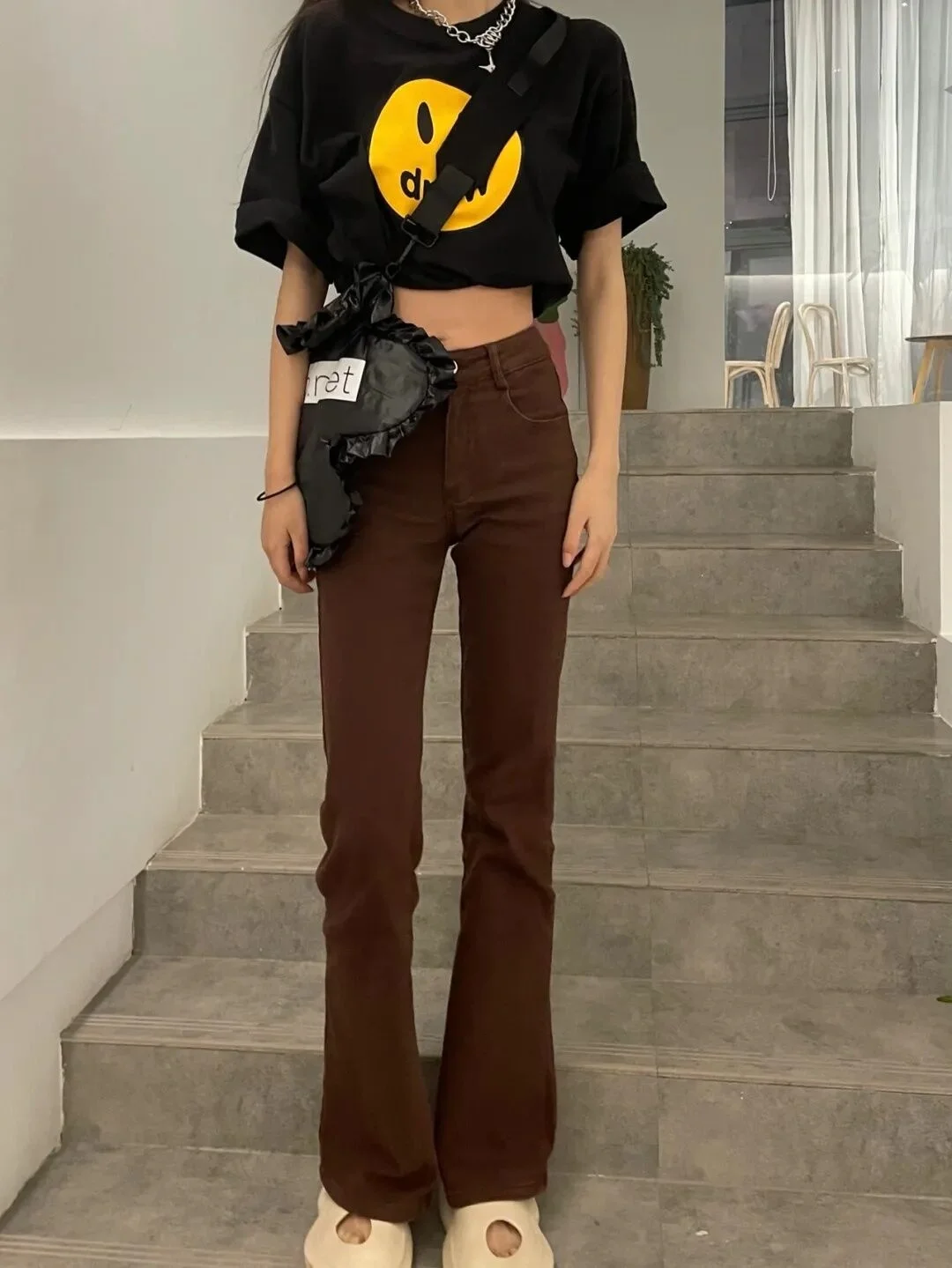 Коричневые слегка расклешенные джинсы в стиле ретро женские осенние прямые