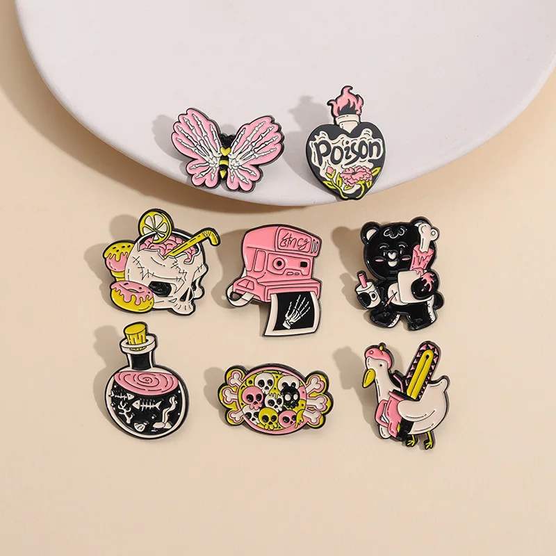 

Эмалированная заколка в форме головы скелета розовой цепной пилы