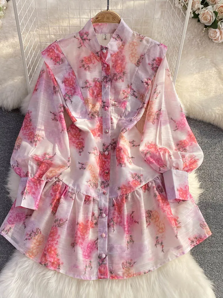 

Женское облегающее платье-трапеция с воротником-стойкой и оборками на талии