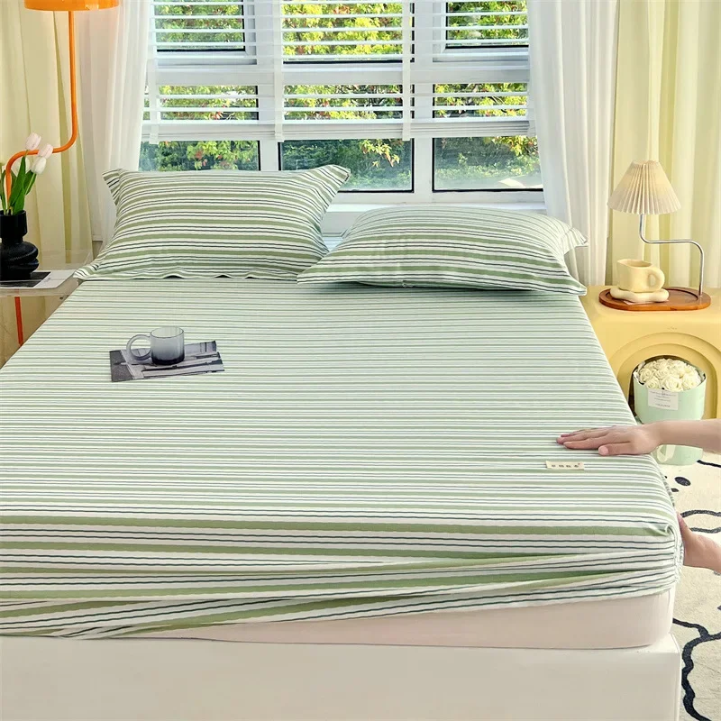 Старое постельное белье из грубой ткани чистого хлопка покрывало на матрас