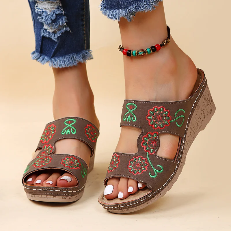 

Women Wedge Slippers Fashion Hand Embroidered Wedge Flip Flop Open Toe Women Beach Party Women Sandals Plus Size 43 Women Shoes