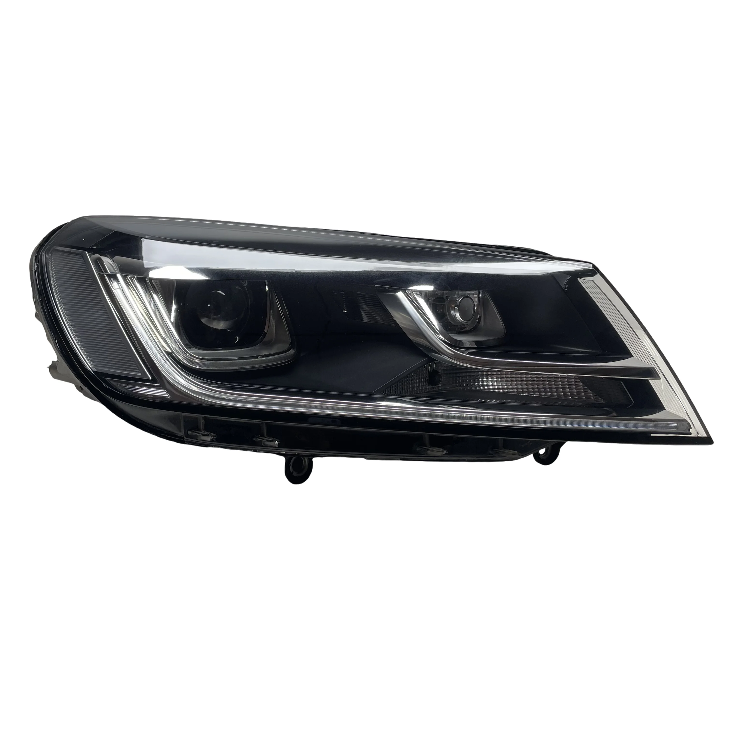 Фото Ксеноновая фара для Touareg 2015-2018 с LED дневными ходовыми огнями (7P1941043A/7P2941044A/7P1941753B) №1