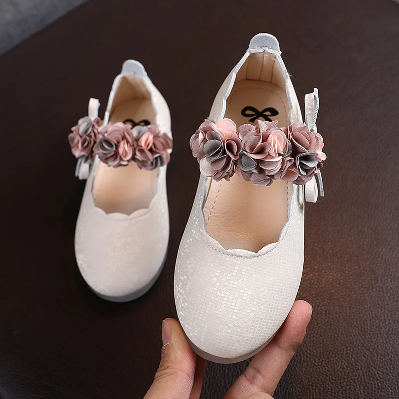 

Мягкие детские туфли принцессы на плоской подошве с крючком, цветочные женские свадебные туфли, обувь для малышей, Летние кожаные туфли для девочек с петлей для Марии