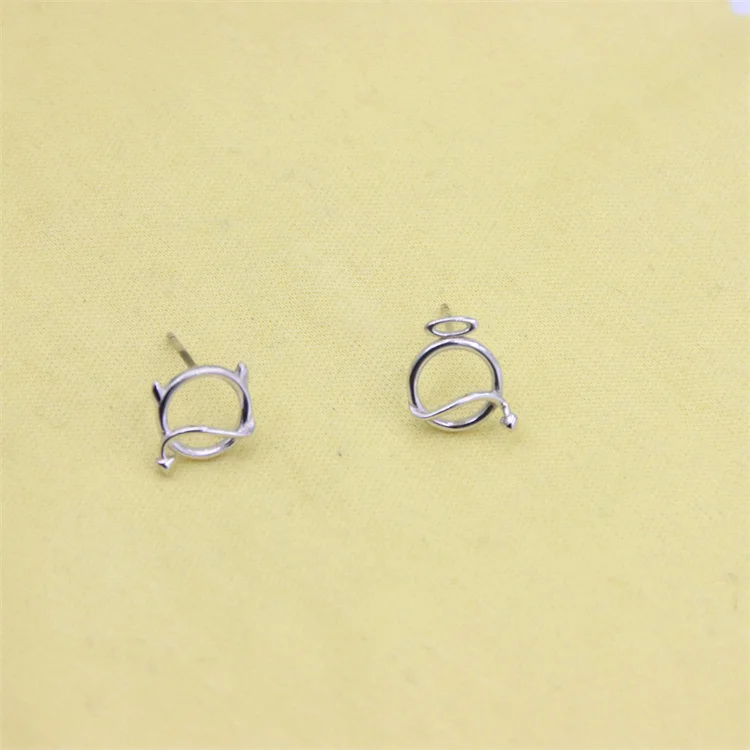 Женские асимметричные серьги-гвоздики из серебра пробы |