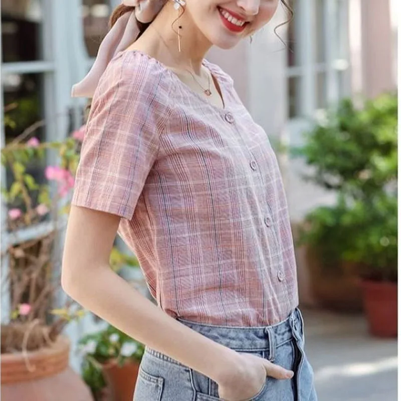 Женская блузка с V-образным вырезом на пуговицах