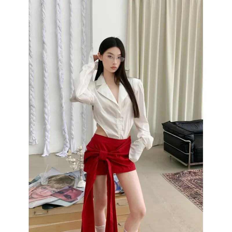 Чувственный дизайн белое мини-платье с длинными рукавами и красной юбкой бантом