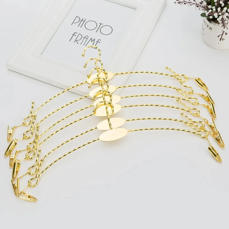 

Металлические золотые вешалки для белья