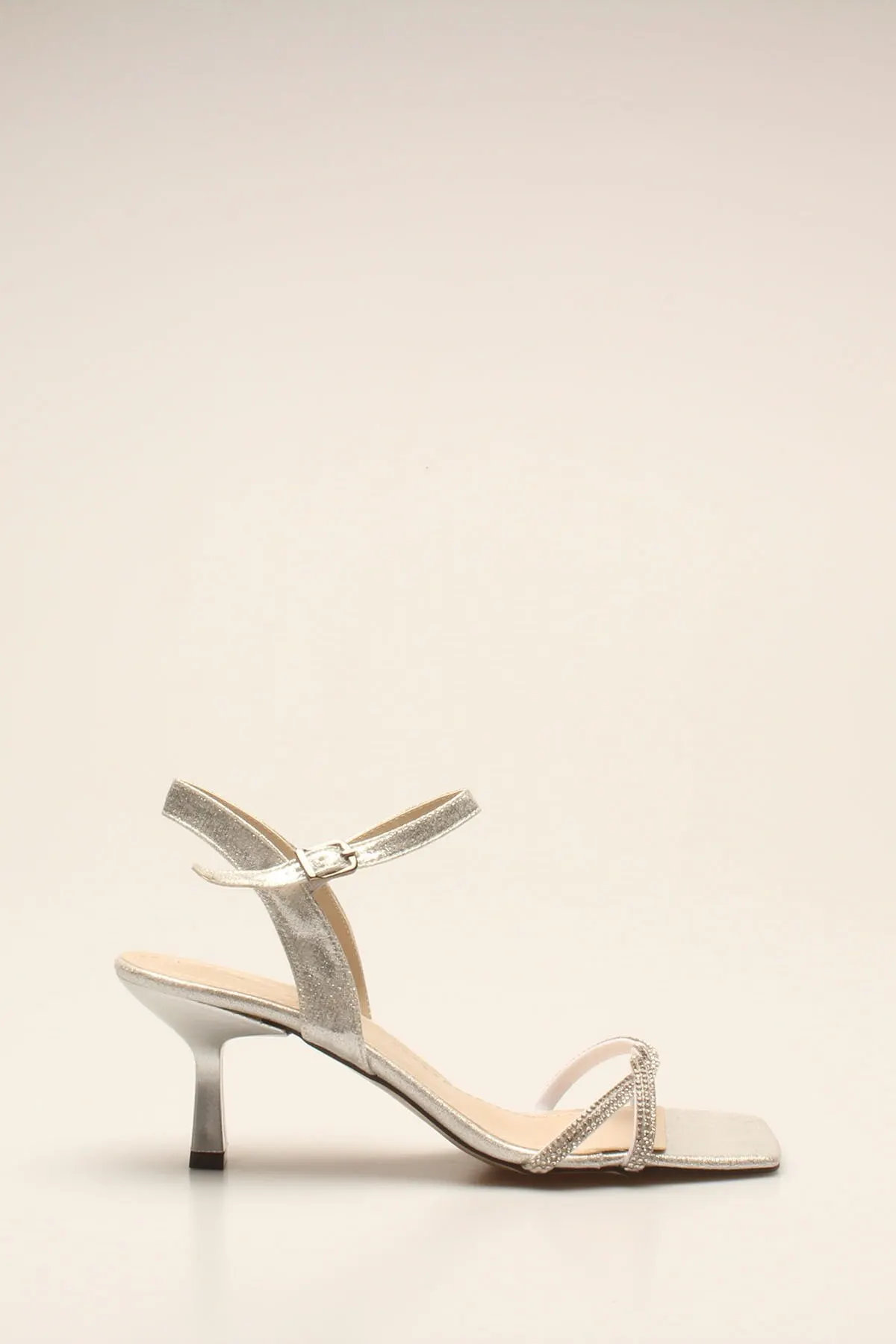 

Модная стильная женская обувь с серебряным камнем