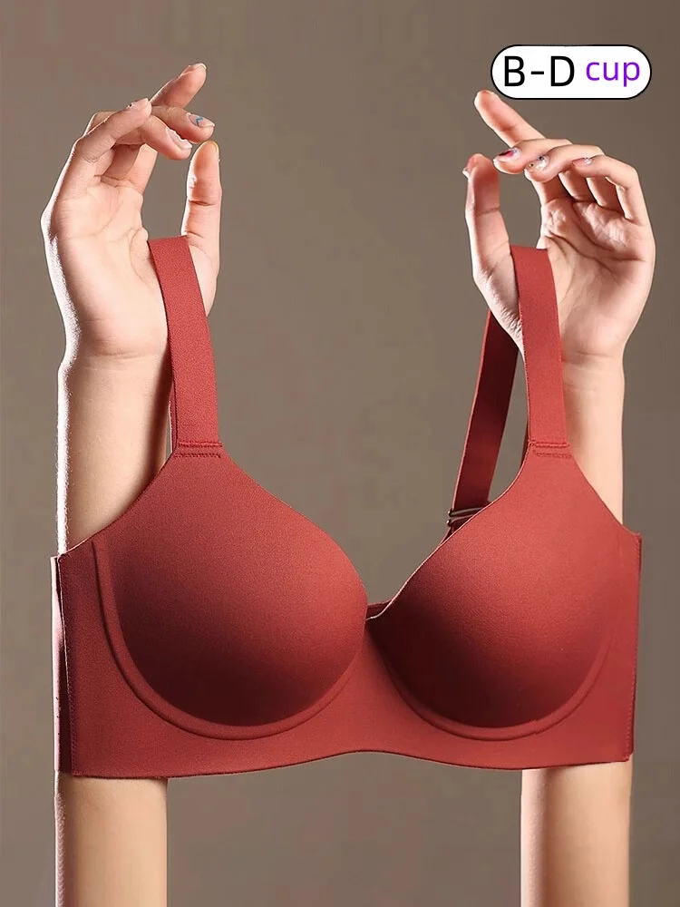 Красное женское нижнее белье с большой грудью демонстрирующее маленькую грудь