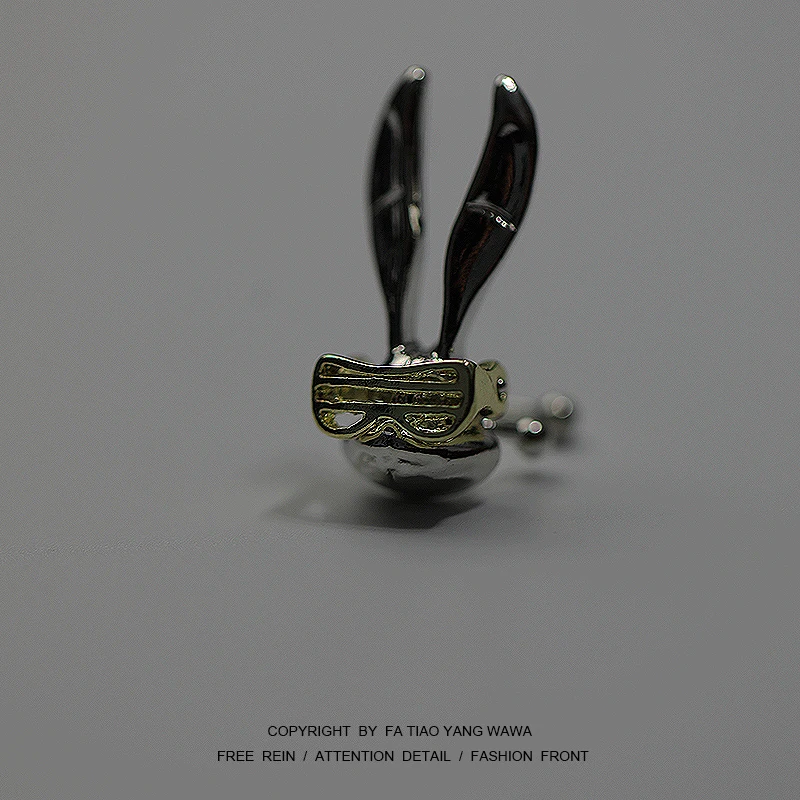 

Bored little rabbit activity of sunglasses to play! Glasses can move! Ear clamp