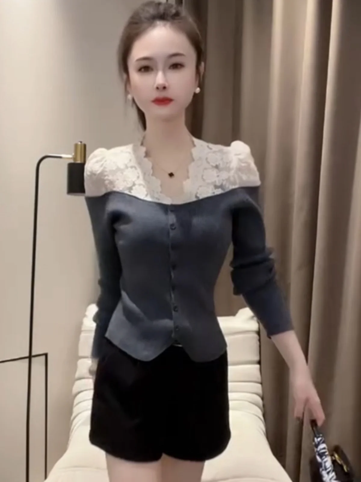 Корейский вязаный женский топ с вырезами и кружевной строчкой осень зима 2024