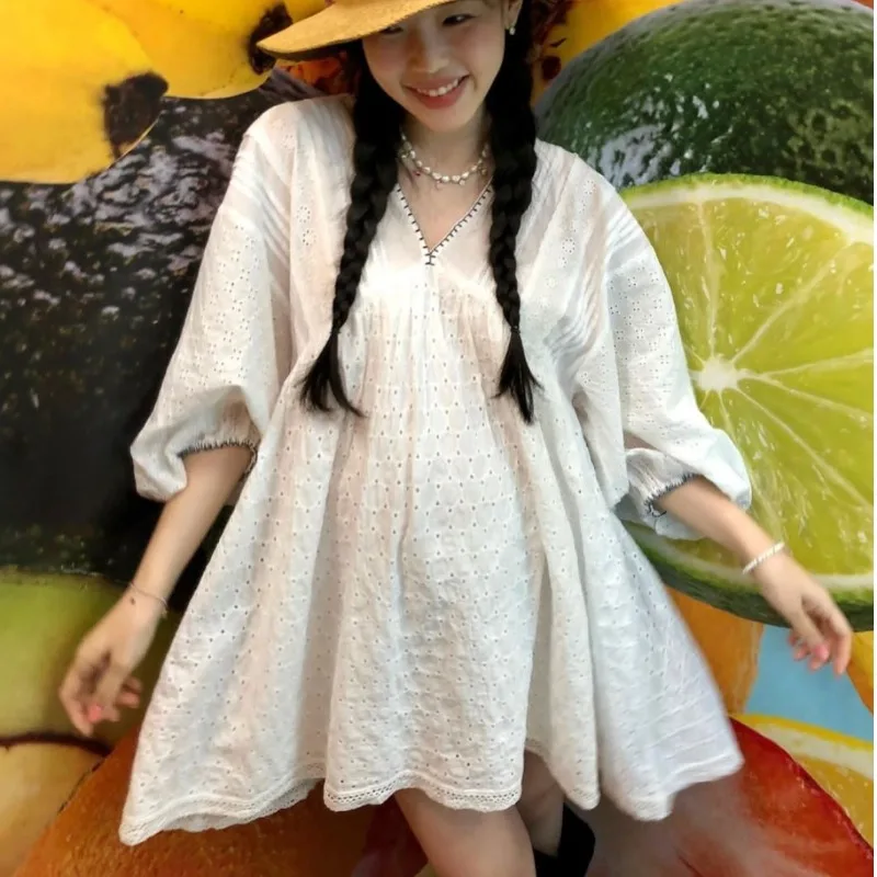 

South Korea chic summer French temperament V-neck hollow lace design loose bubble sleeve small dress woman