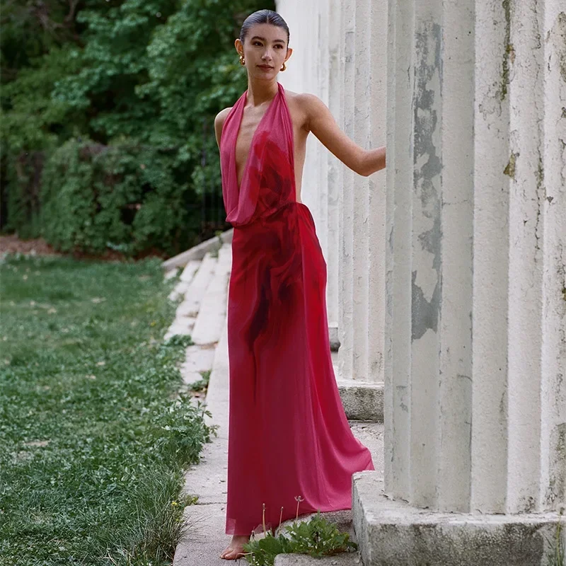 Женское длинное платье без рукавов с открытой спиной и лямкой на шее