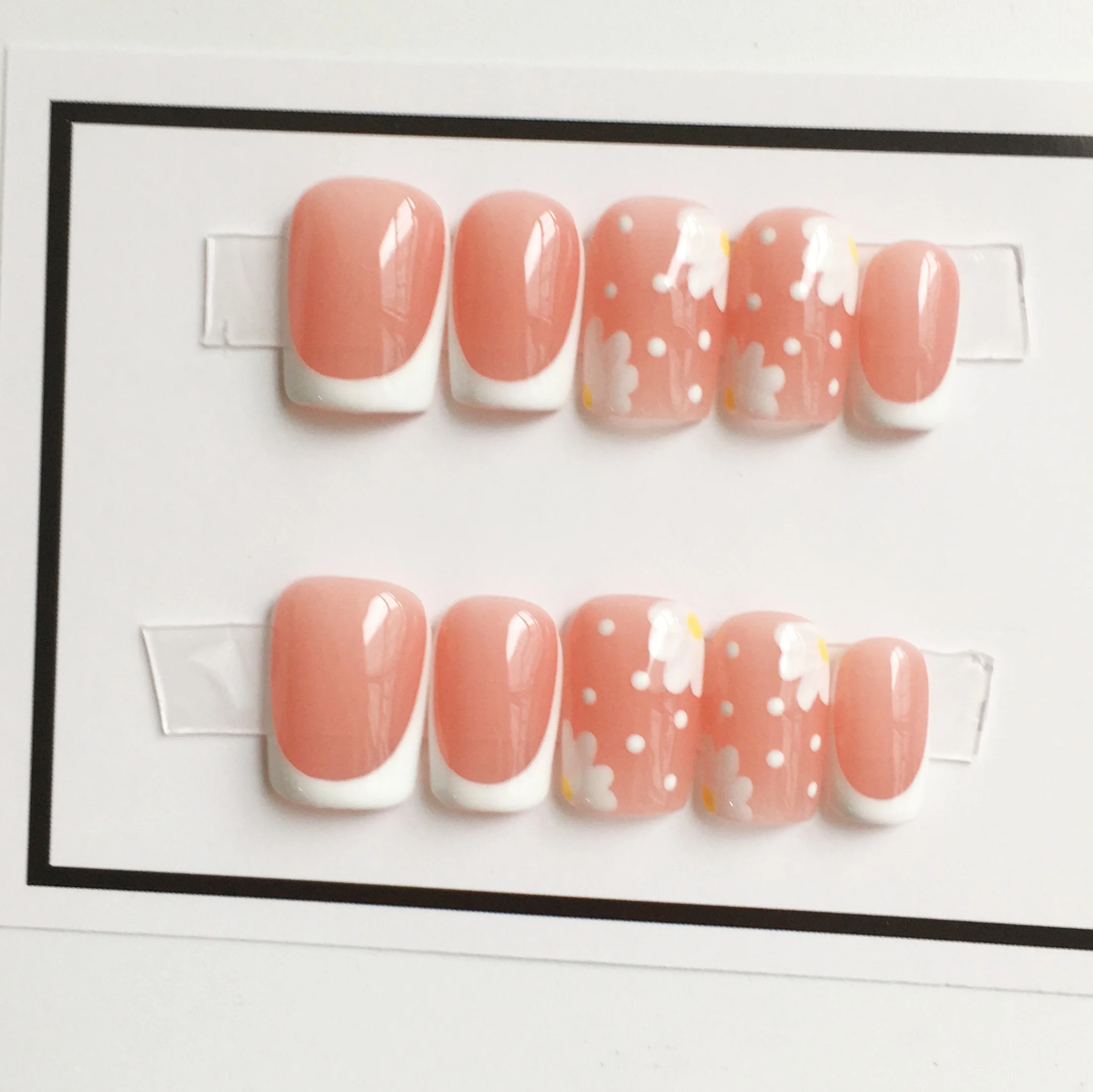 Короткие квадратные накладные ногти с ручной росписью работы роскошные