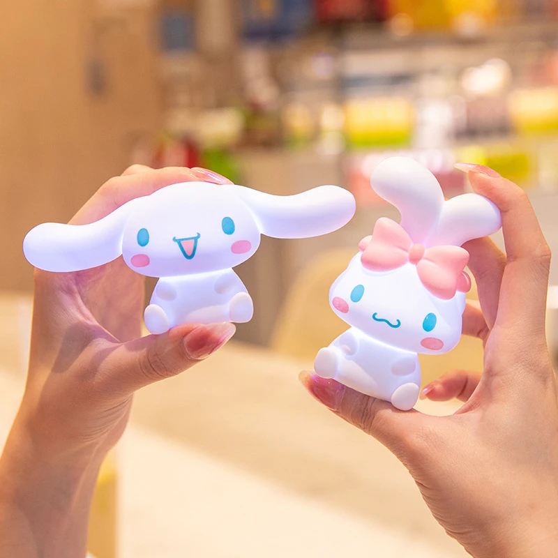 

Sanrios Cinnamoroll Kuromi Mymelody kawaii Cartoon Night Light Table Lamp Soft Anime Doll Ornaments Kids Bedroom Decoration Lamp