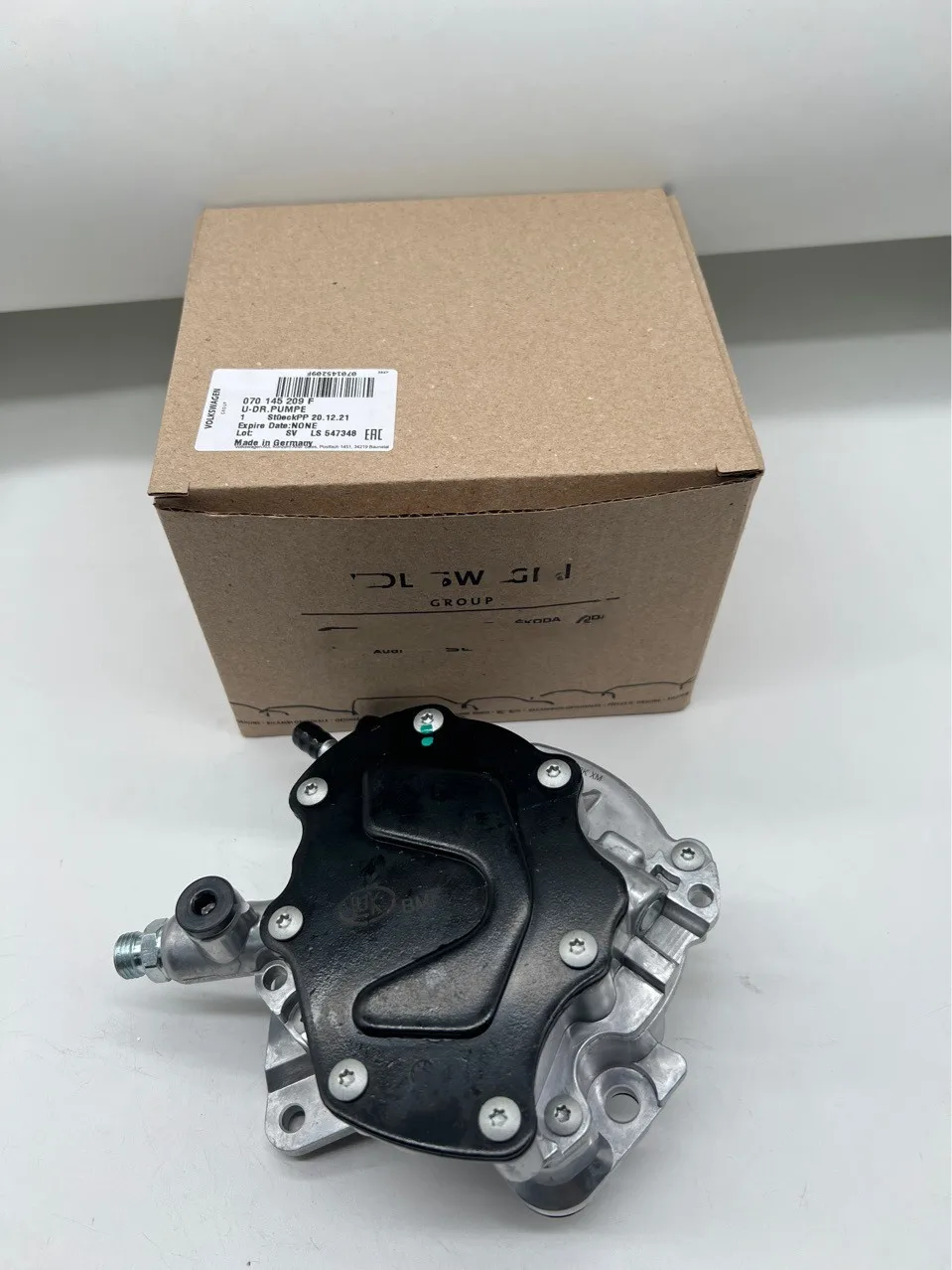 

Сменный вакуумный насос 07Z145209J 038145209 -A/E/M/Q для VW MULTIVAN TOUAREG TRANSPORTER 2003-2009 2.5TDI, 1 комплект