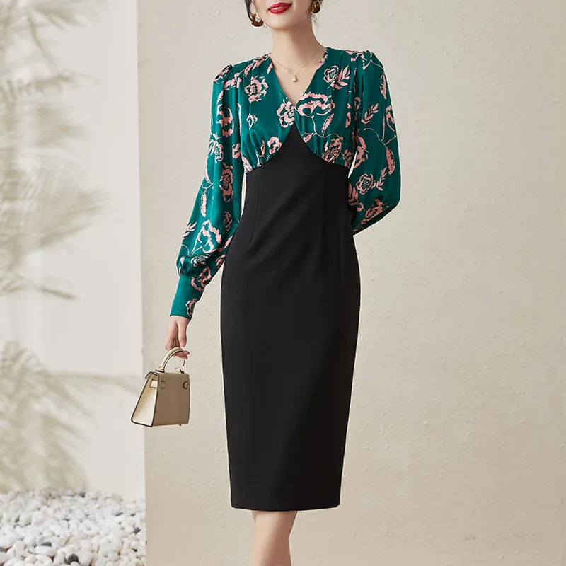 

Женское платье с V-образным вырезом и сумочкой на ягодицах