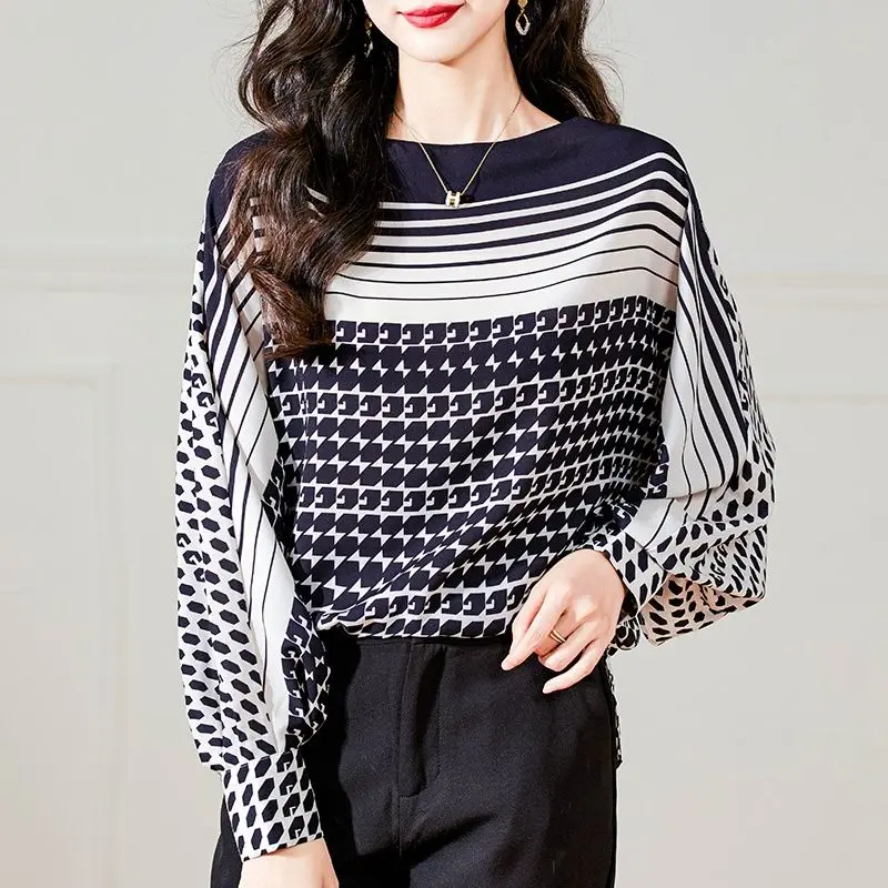 Женский свободный топ с воротником-лодочкой