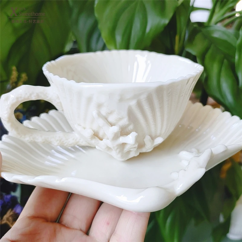 

Высокомодная керамическая кофейная кружка и тарелка в европейском стиле, рельефная Коралловая белая чайная чашка и блюдце, набор дизайнерских чашек, подарок