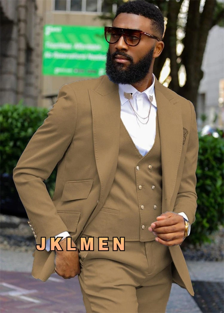 Мужской костюм из трех предметов бежевый с двубортным жилетом лацканами