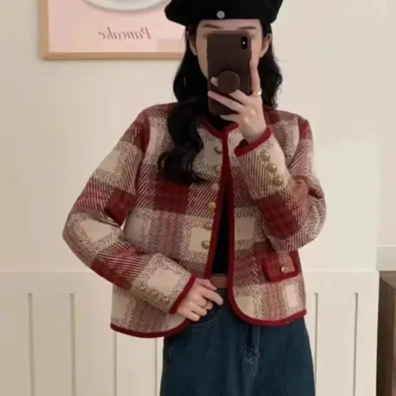 Брендовая женская одежда со скидкой. Отрежьте бирку. Снятие из шкафа. Внешняя