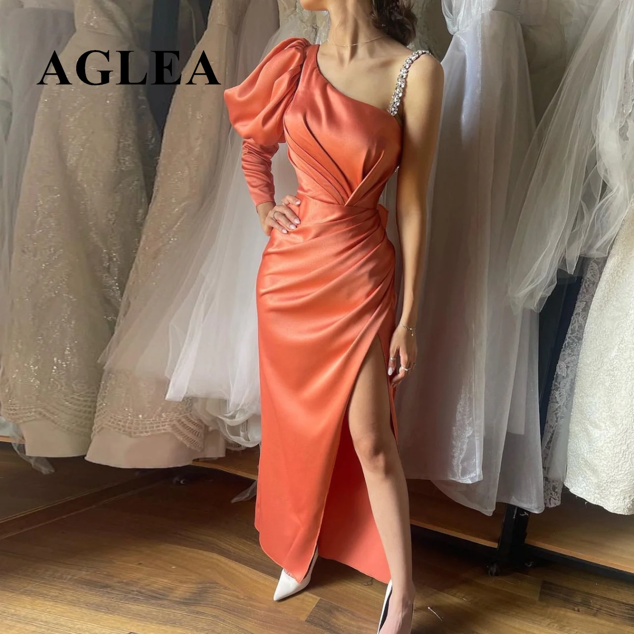 

Женское вечернее платье It's yiiya, белое прямое плиссированное платье до пола на одно плечо с длинными рукавами и бисером на лето