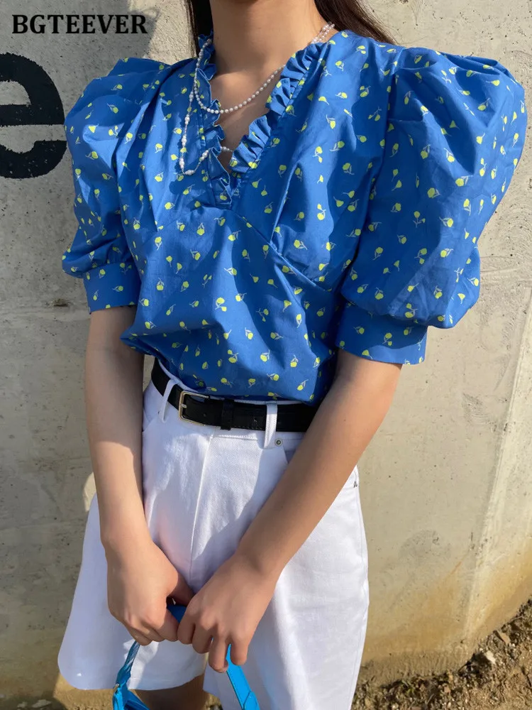 

Элегантная женская рубашка BGTEEVER с оборками и V-образным вырезом, женские блузки с буффами на рукавах и цветочным принтом, топы, летние женски...