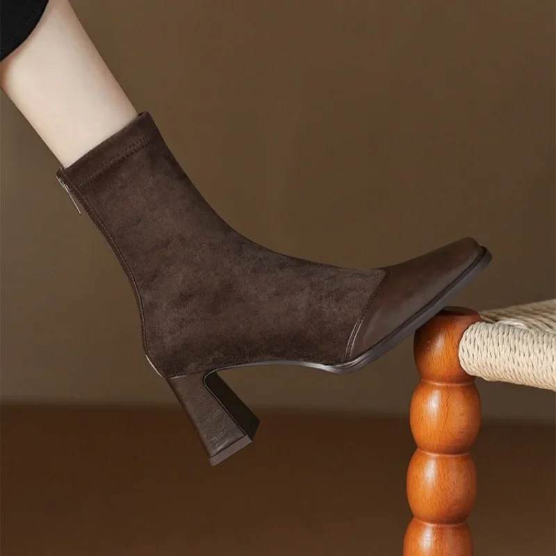 Женские короткие сапоги из натуральной кожи на массивном высоком каблуке