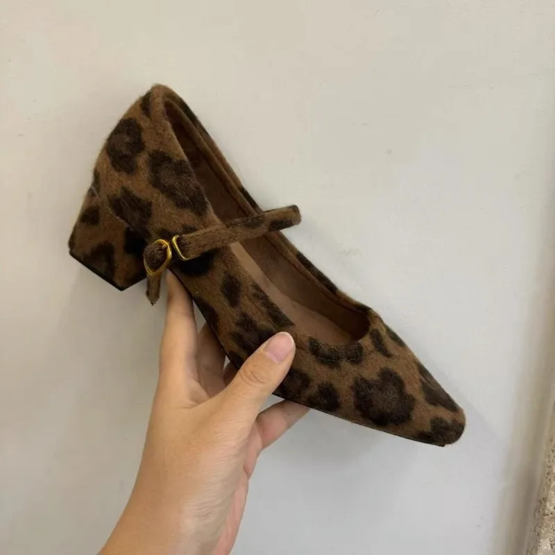 Женская обувь на среднем каблуке с острым носком замшевые ботильоны зима 2025