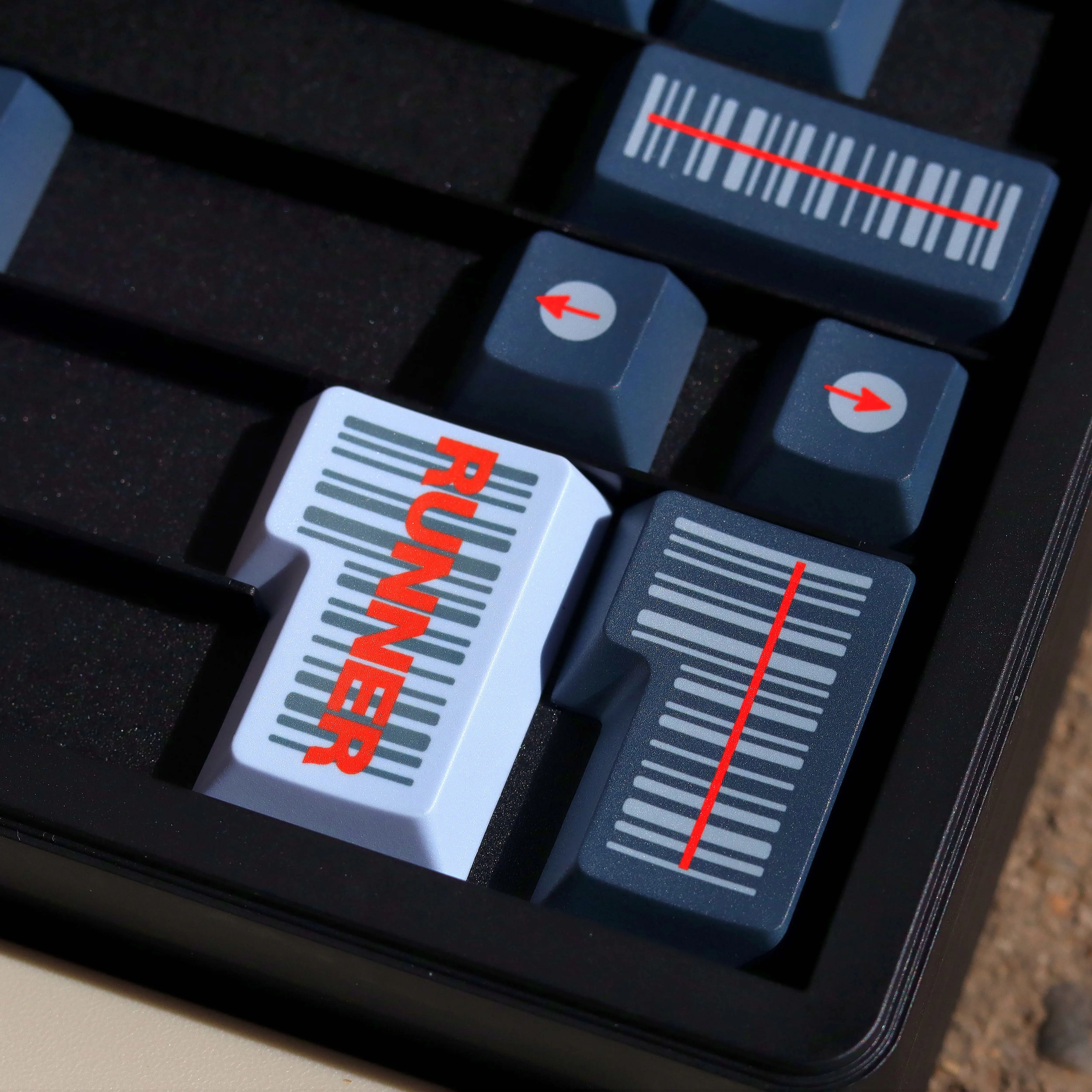 Фото Механические кейкапы Keebox Runner Electric PBT с сублимационной печатью, профиль Cherry, полный комплект для самостоятельной сборки №4